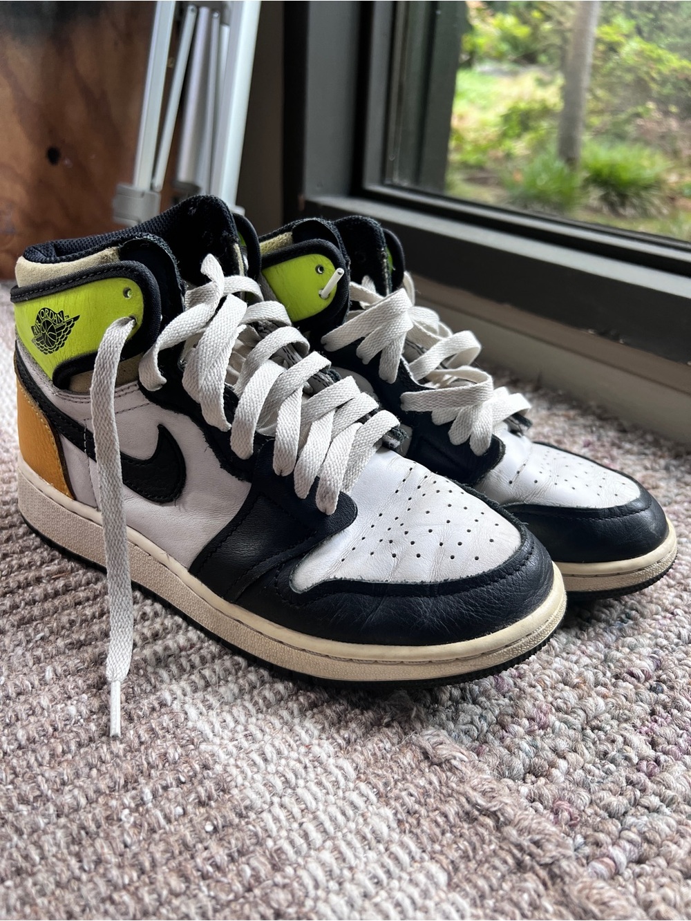 Nike Kids High-Top Sneakers in White, Black & Lime with Gold Heel